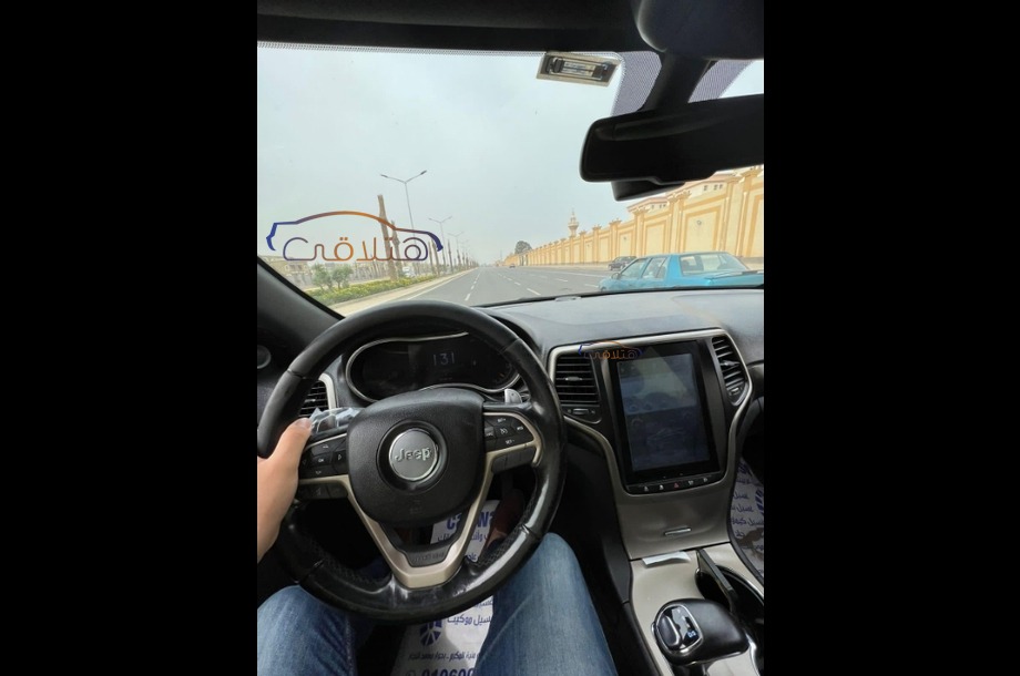 Cherokee Jeep احمر