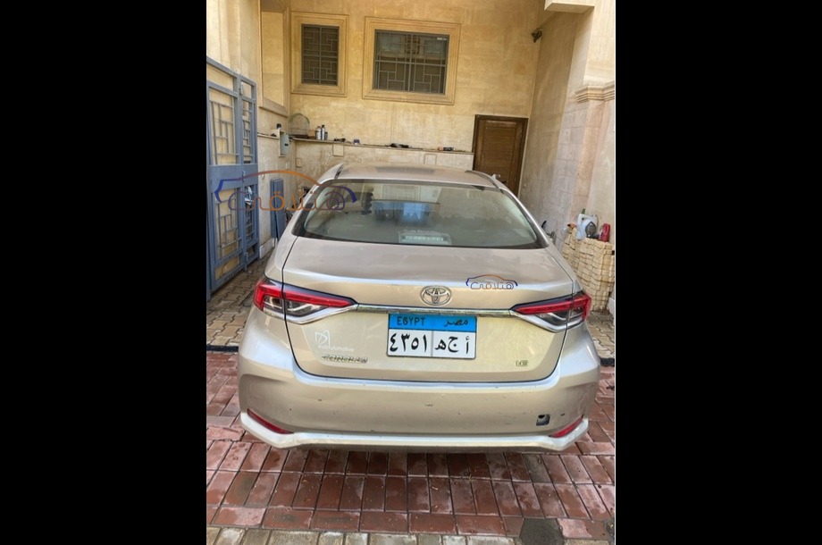 Corolla Toyota ذهبي