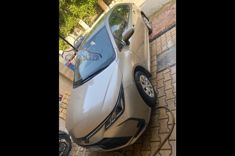 Corolla Toyota ذهبي