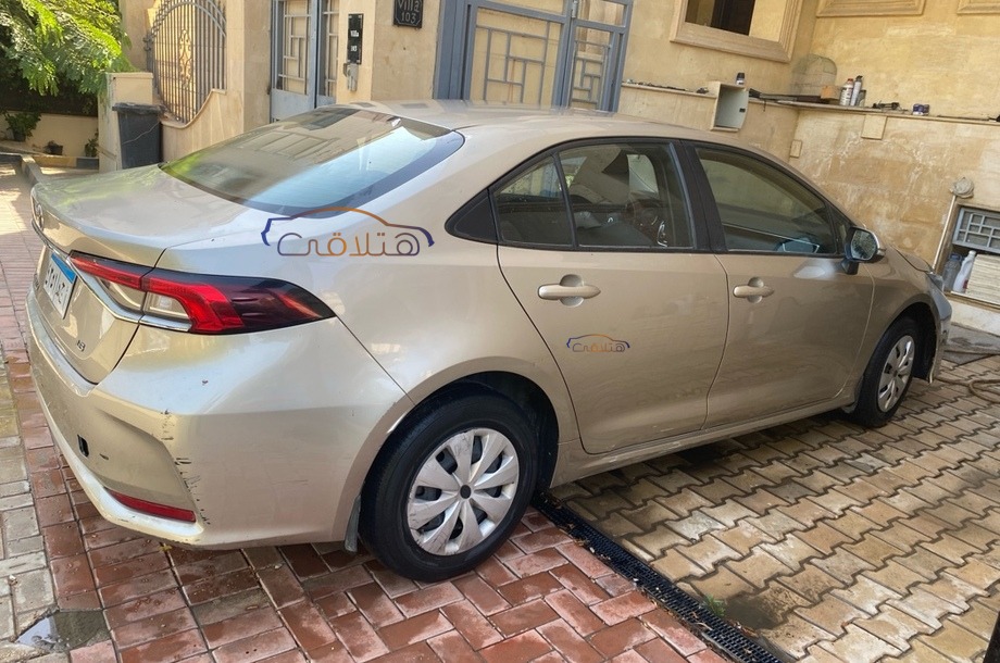 Corolla Toyota ذهبي