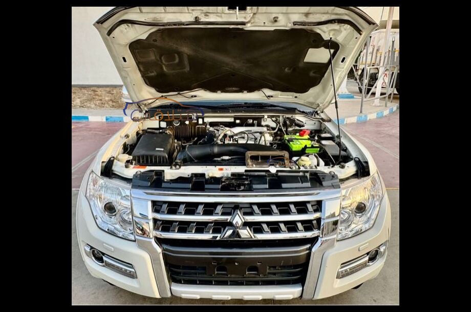 Pajero Mitsubishi فضي