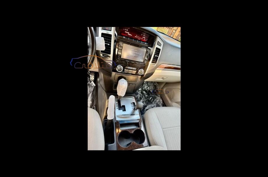Pajero Mitsubishi فضي