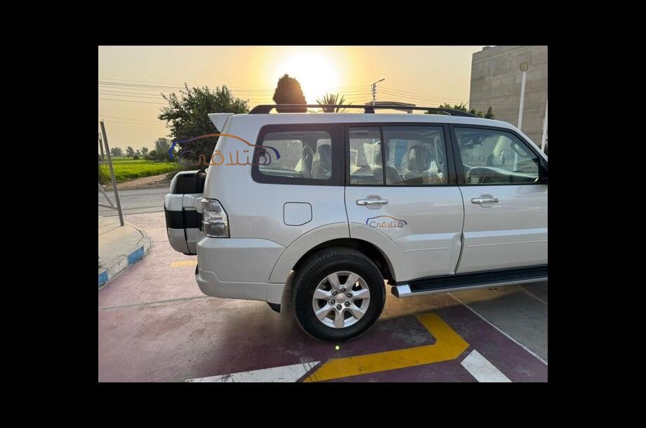 Pajero Mitsubishi فضي