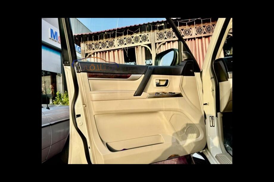 Pajero Mitsubishi فضي