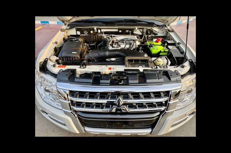 Pajero Mitsubishi فضي