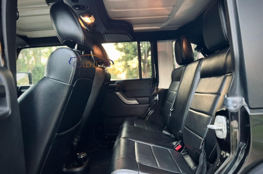 Wrangler Jeep أسود