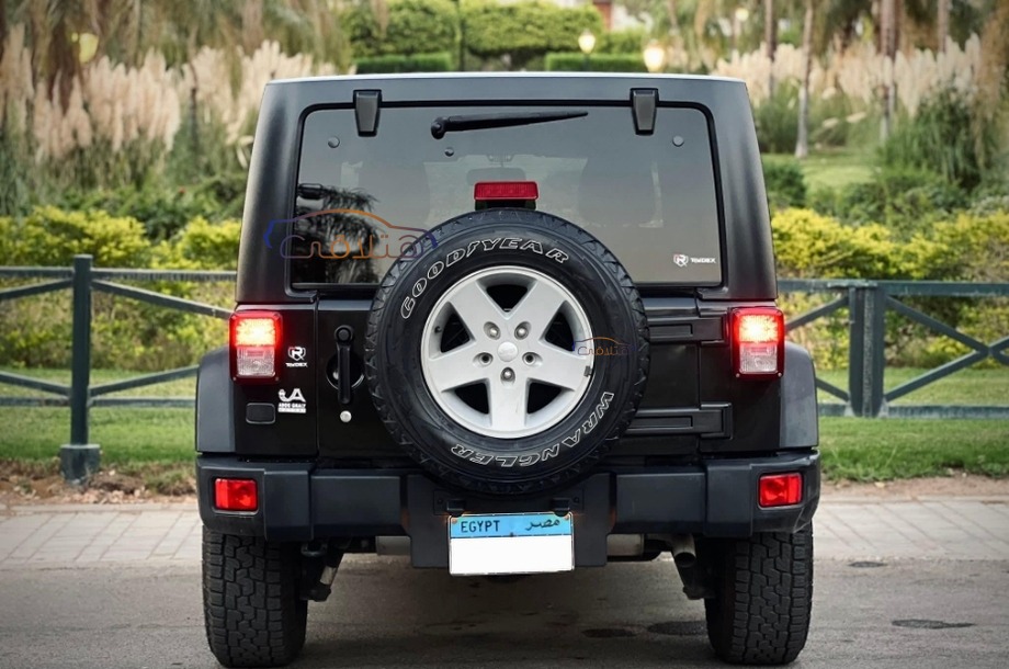 Wrangler Jeep أسود