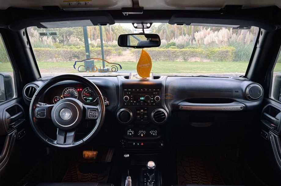 Wrangler Jeep أسود