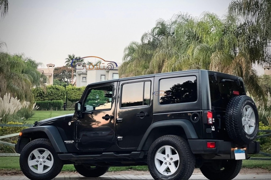 Wrangler Jeep أسود