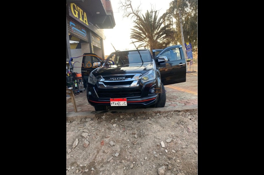 D max Isuzu أسود