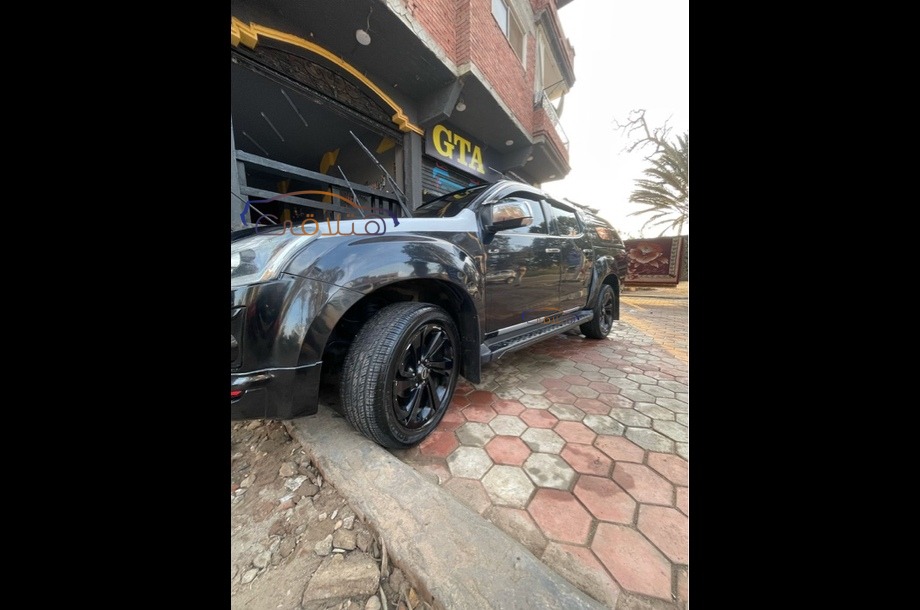 D max Isuzu أسود