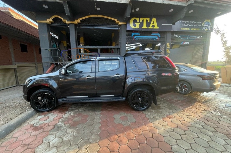 D max Isuzu أسود