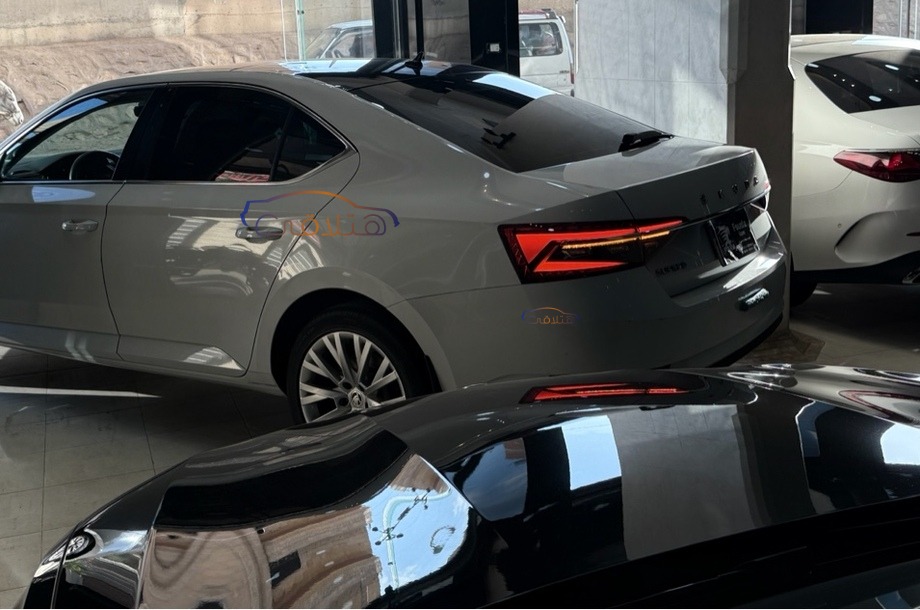 Superb Skoda أبيض