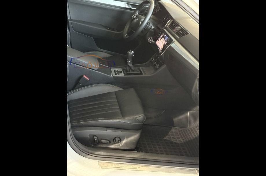 Superb Skoda أبيض
