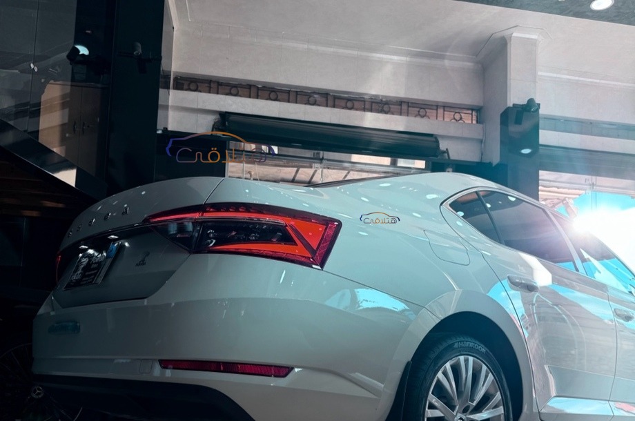 Superb Skoda أبيض