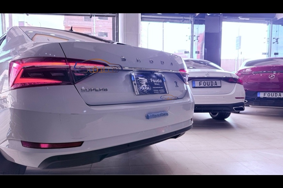 Superb Skoda أبيض