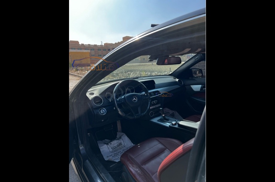 C 180 Mercedes أسود