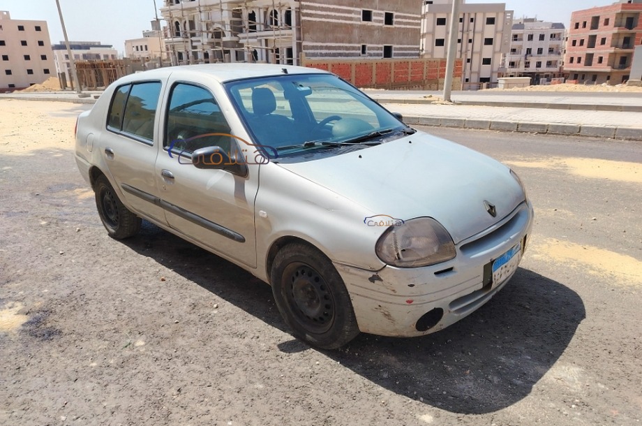 Clio Renault فضي