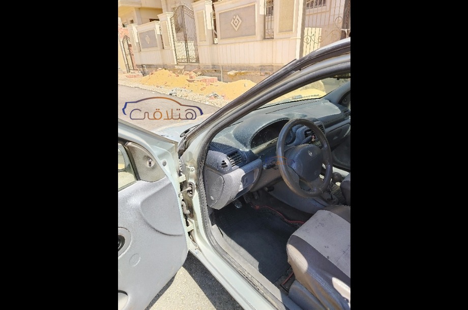 Clio Renault فضي
