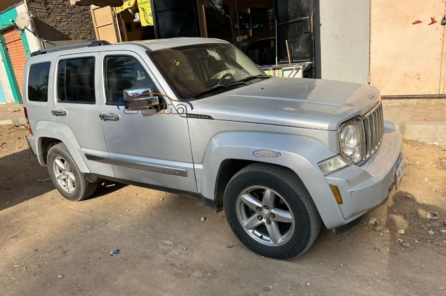 Cherokee Jeep فضي