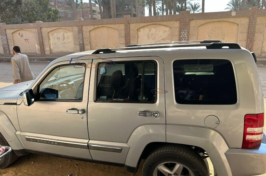 Cherokee Jeep فضي