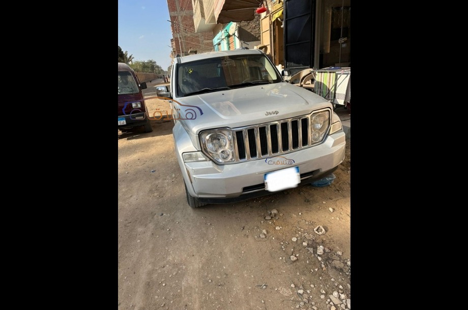 Cherokee Jeep فضي