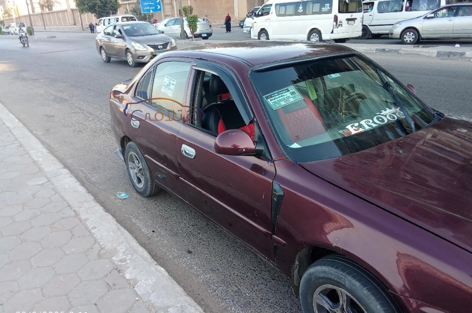 Verna Hyundai احمر