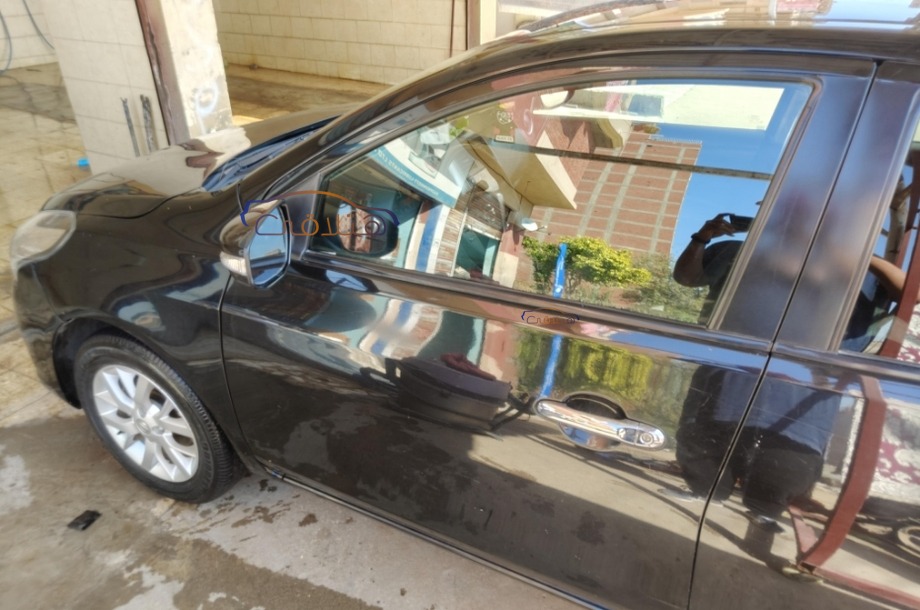 Sunny Nissan أسود