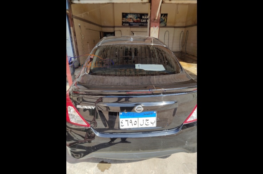 Sunny Nissan أسود