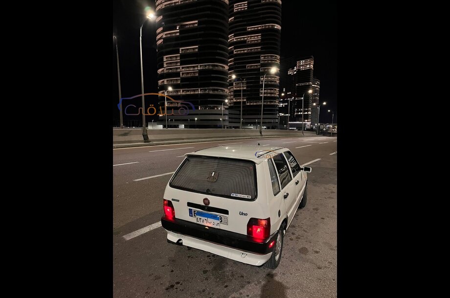 Uno Fiat أبيض