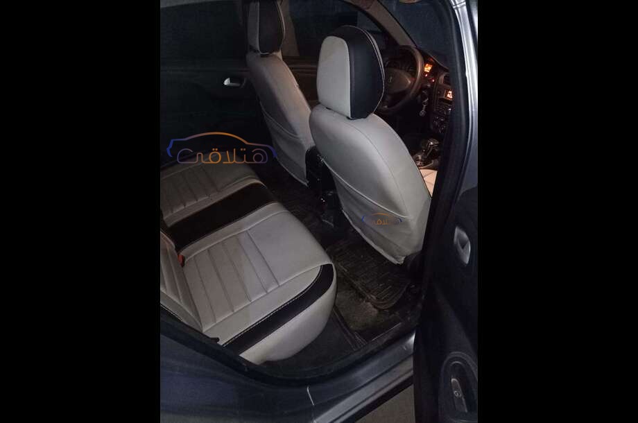 301 Peugeot رمادي