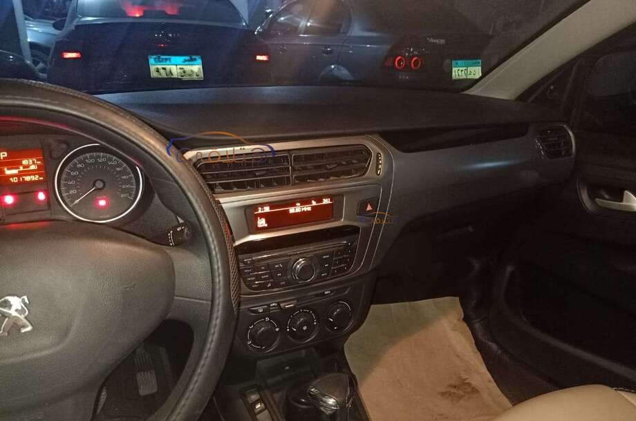 301 Peugeot رمادي