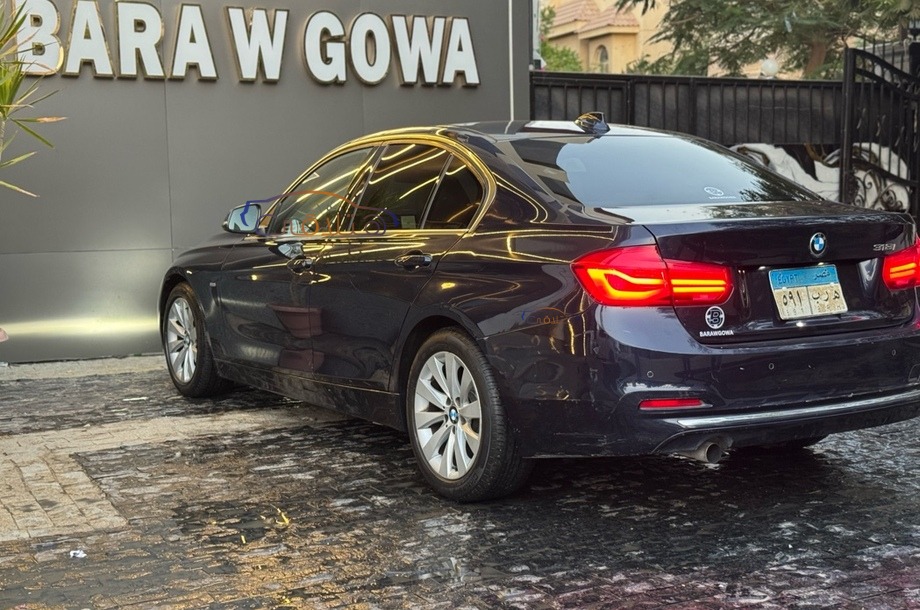 318 BMW الأزرق الداكن