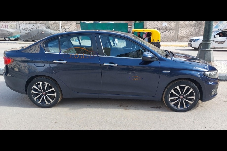 Tipo Fiat الأزرق الداكن