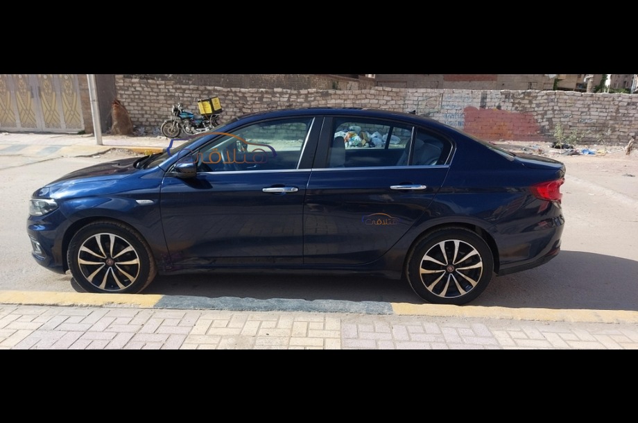 Tipo Fiat الأزرق الداكن
