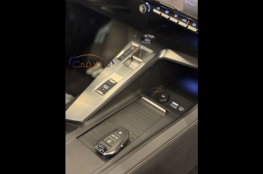 408 Peugeot احمر غامق