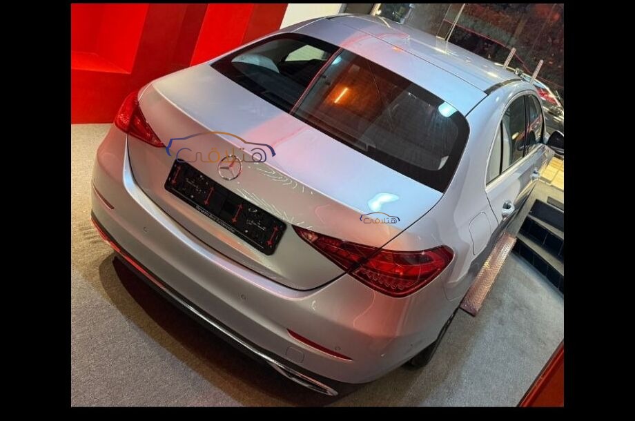 C 180 Mercedes فضي