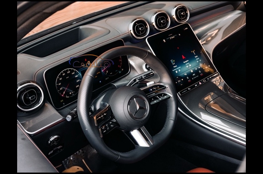 GLC 300 Mercedes ذهبي