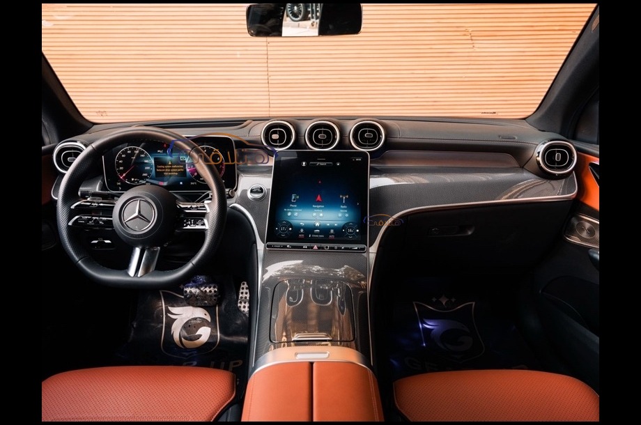 GLC 300 Mercedes ذهبي
