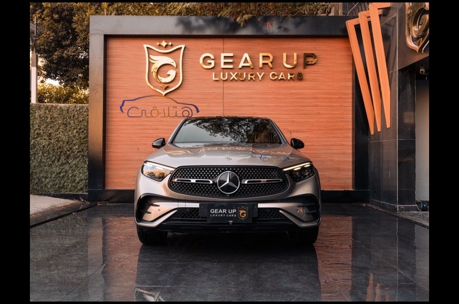 GLC 300 Mercedes ذهبي