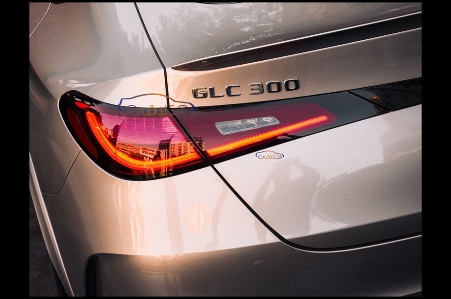 GLC 300 Mercedes ذهبي