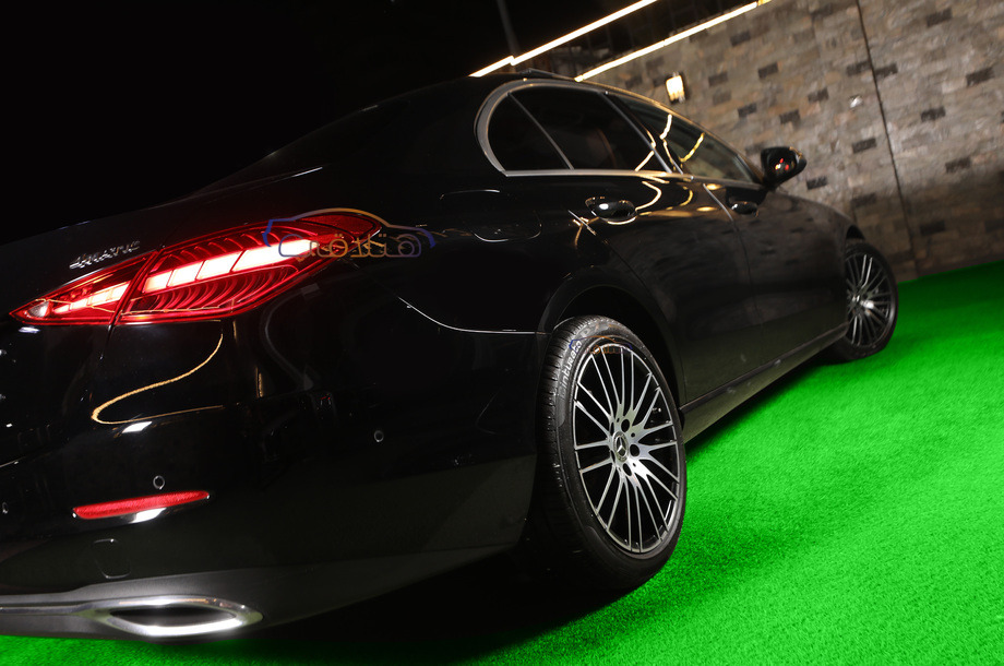 C 180 Mercedes أسود