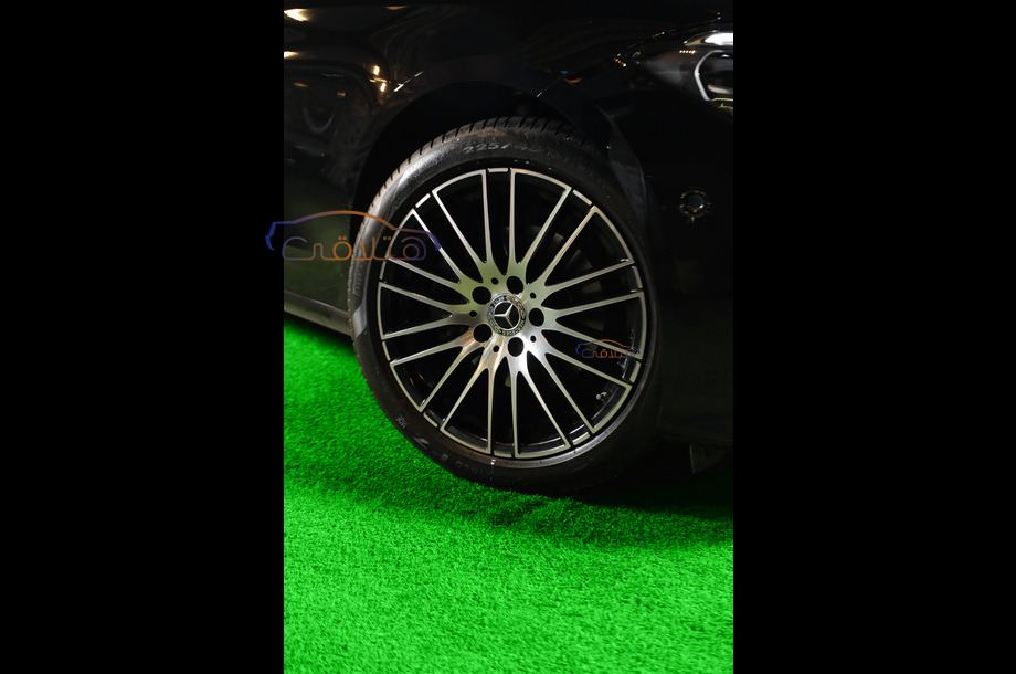 C 180 Mercedes أسود