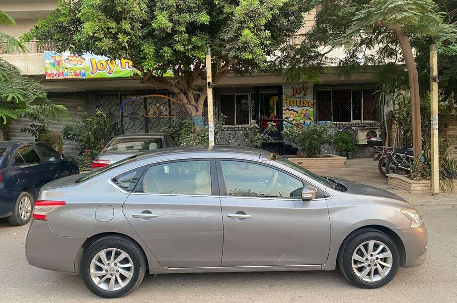 Sentra Nissan Dark grey