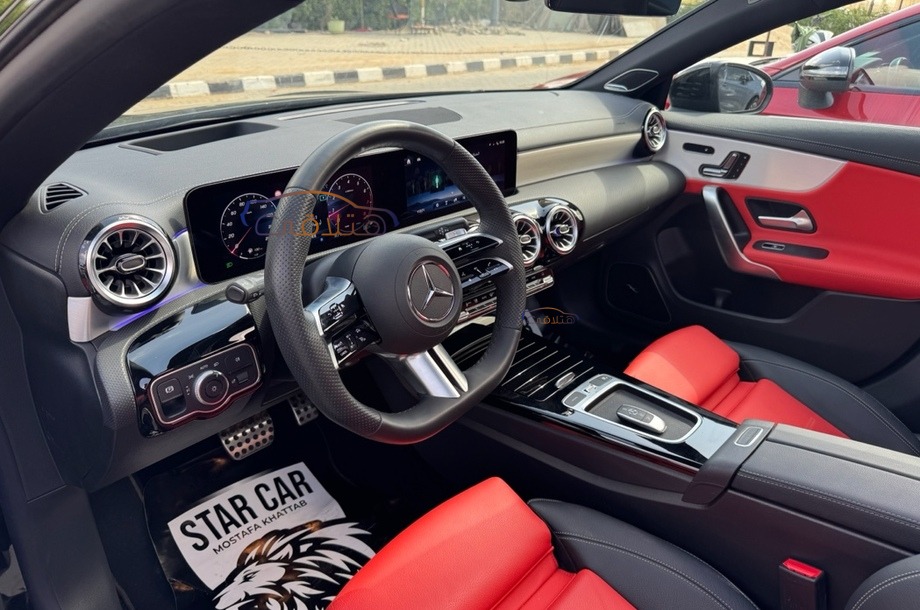 CLA 200 Mercedes أسود
