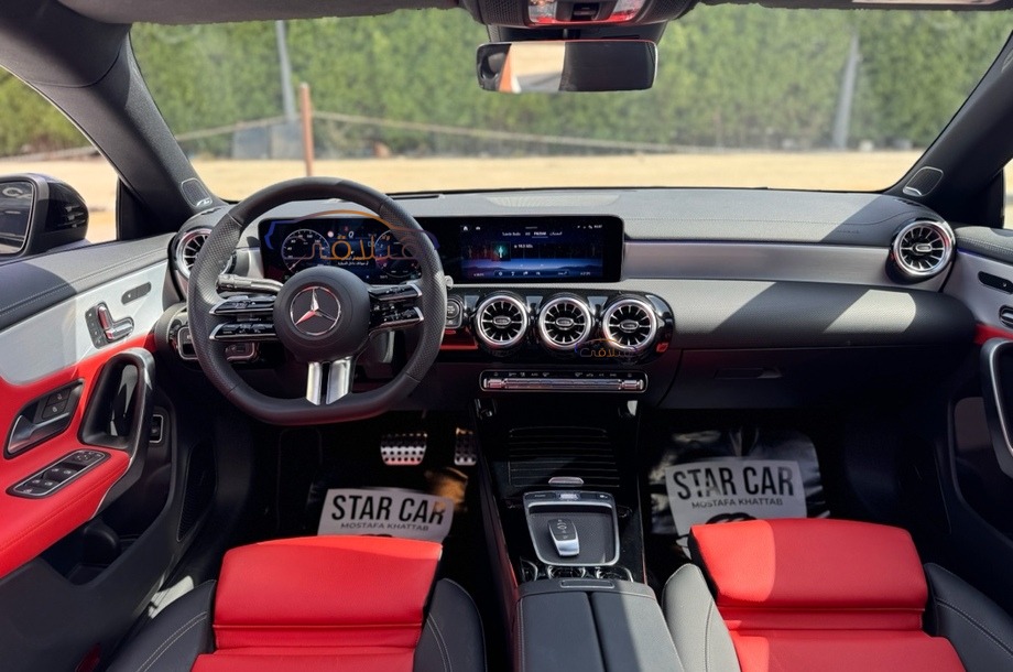 CLA 200 Mercedes أسود