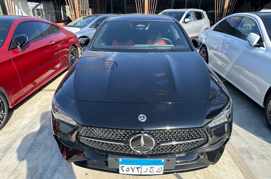 CLA 200 Mercedes أسود