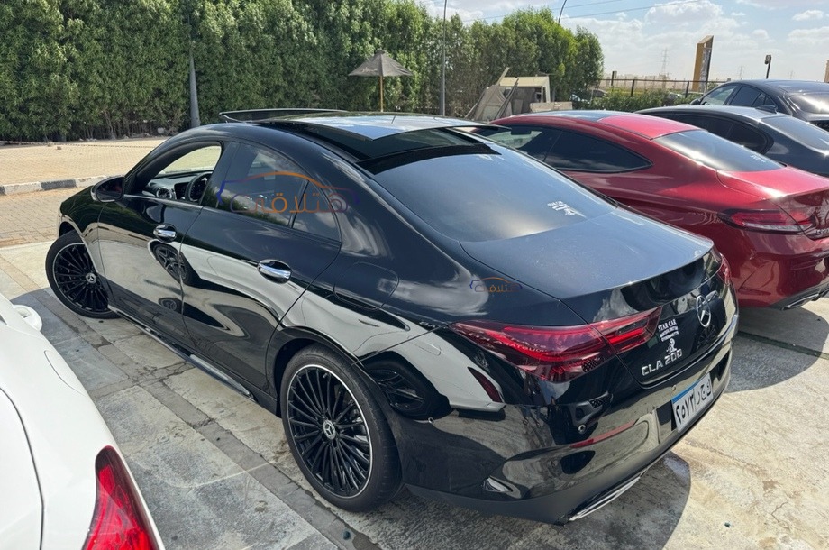 CLA 200 Mercedes أسود