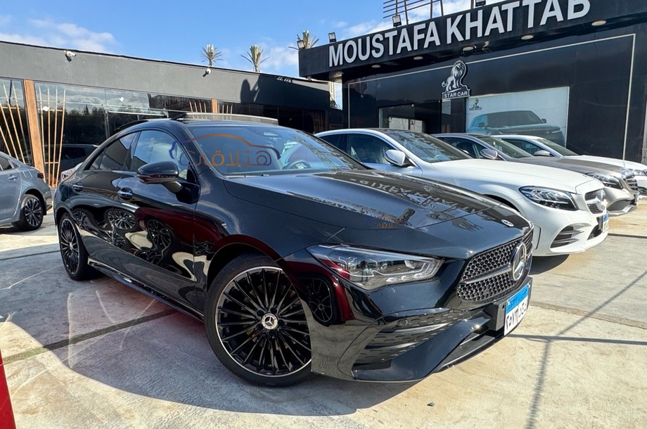 CLA 200 Mercedes أسود