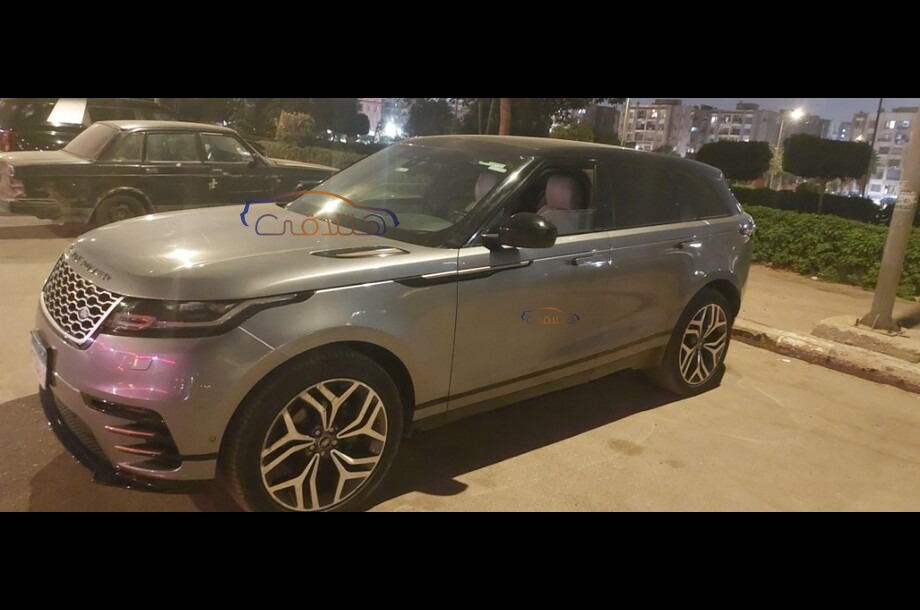 Velar Land Rover فضي